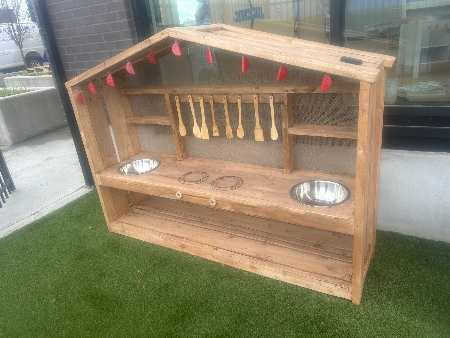 Large and deluxe mud kitchens